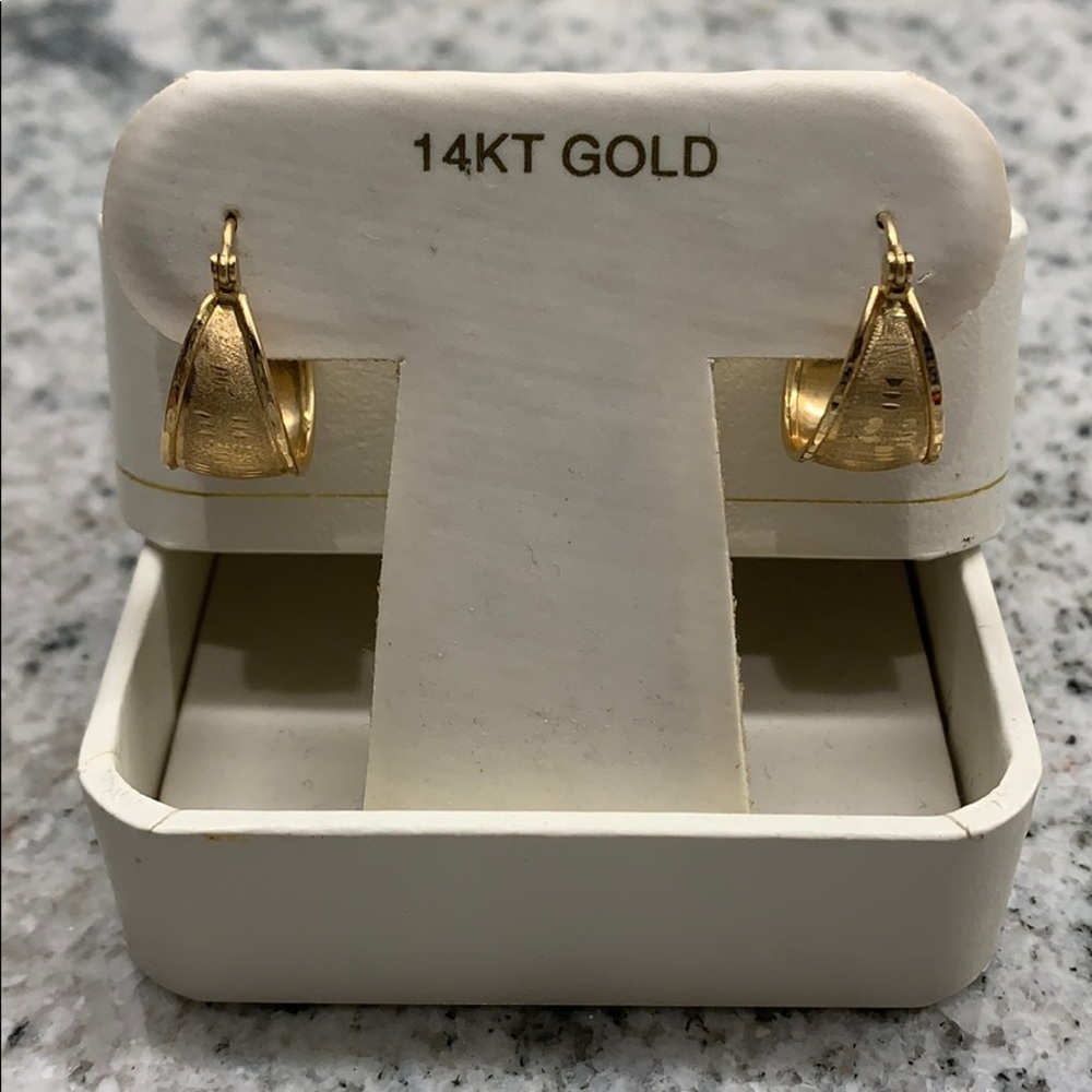 Classic Gold Earrings⭐️